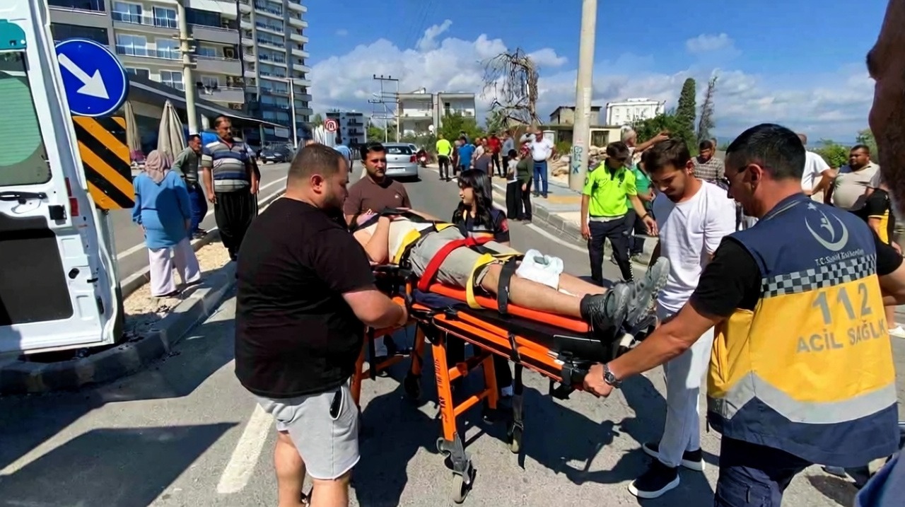 Mersin'de motosiklet ile otomobil çarpıştı: 2 yaralı