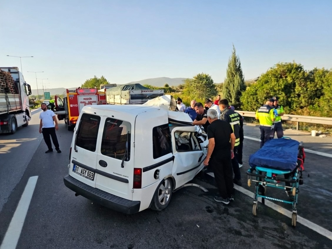 Mersin'de tıra arkadan çarpan araçta 2 kişi hayatını kaybetti