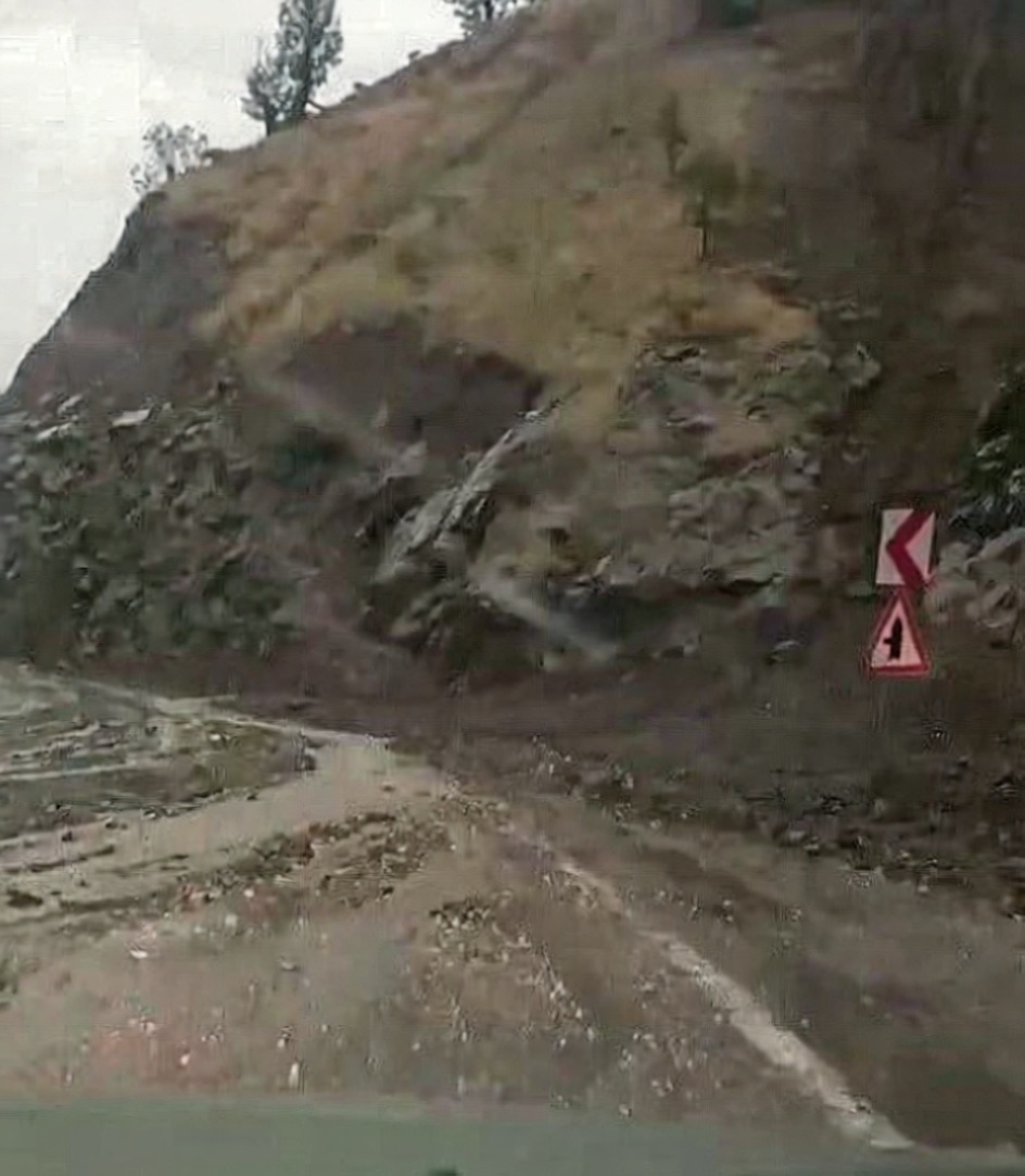Adıyaman Sincik'te sağanak yağış cadde ve yollarda su birikintilerine yol açtı