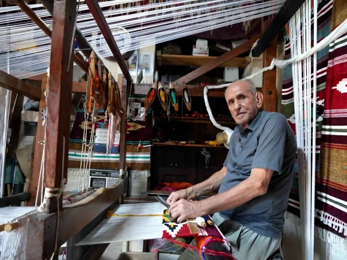Gaziantep'te 84 yaşındaki usta 3 metrekarelik dükkanında kilim dokuyor
