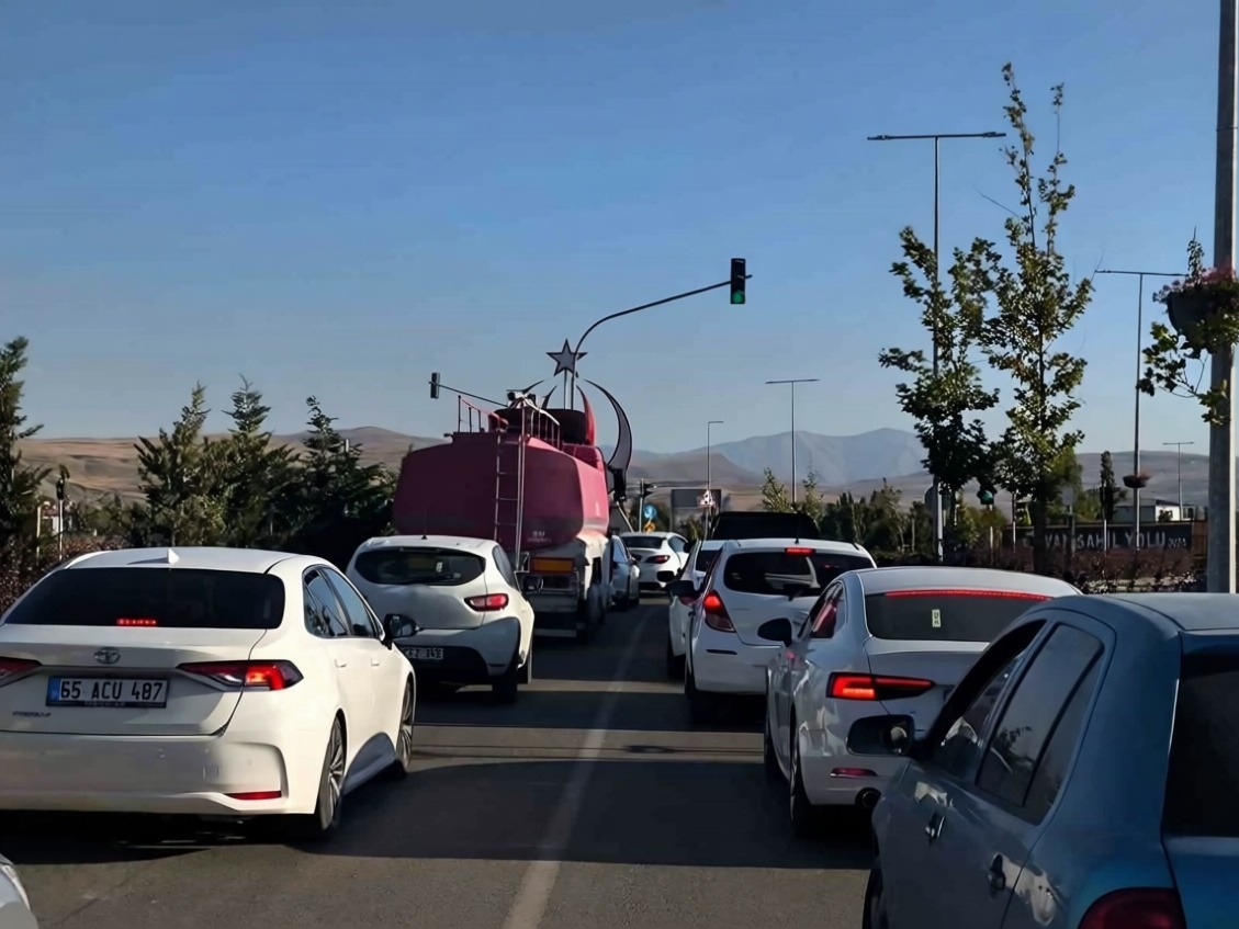 Van Gölü sahil yolunda ağır tonajlı araç ve hız ihlali endişesi