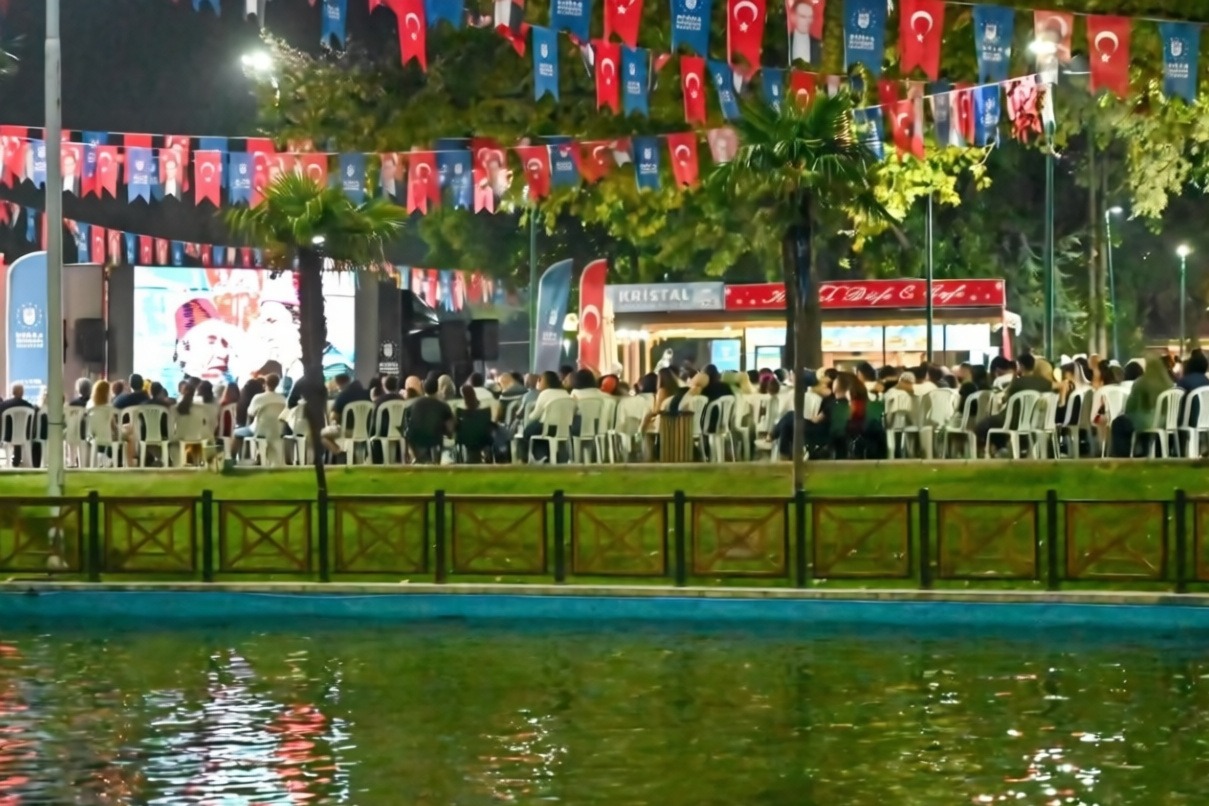 Bursa Kültürpark'ta Yeşilçam sinema akşamları kapsamında Süt Kardeşler izlendi