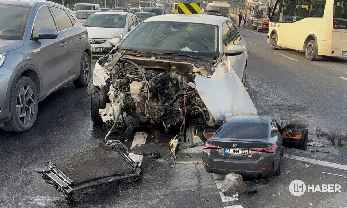Eyüpsultan'da trafik ışığı onarımı sırasında iki araç çarpıştı: 4 yaralı