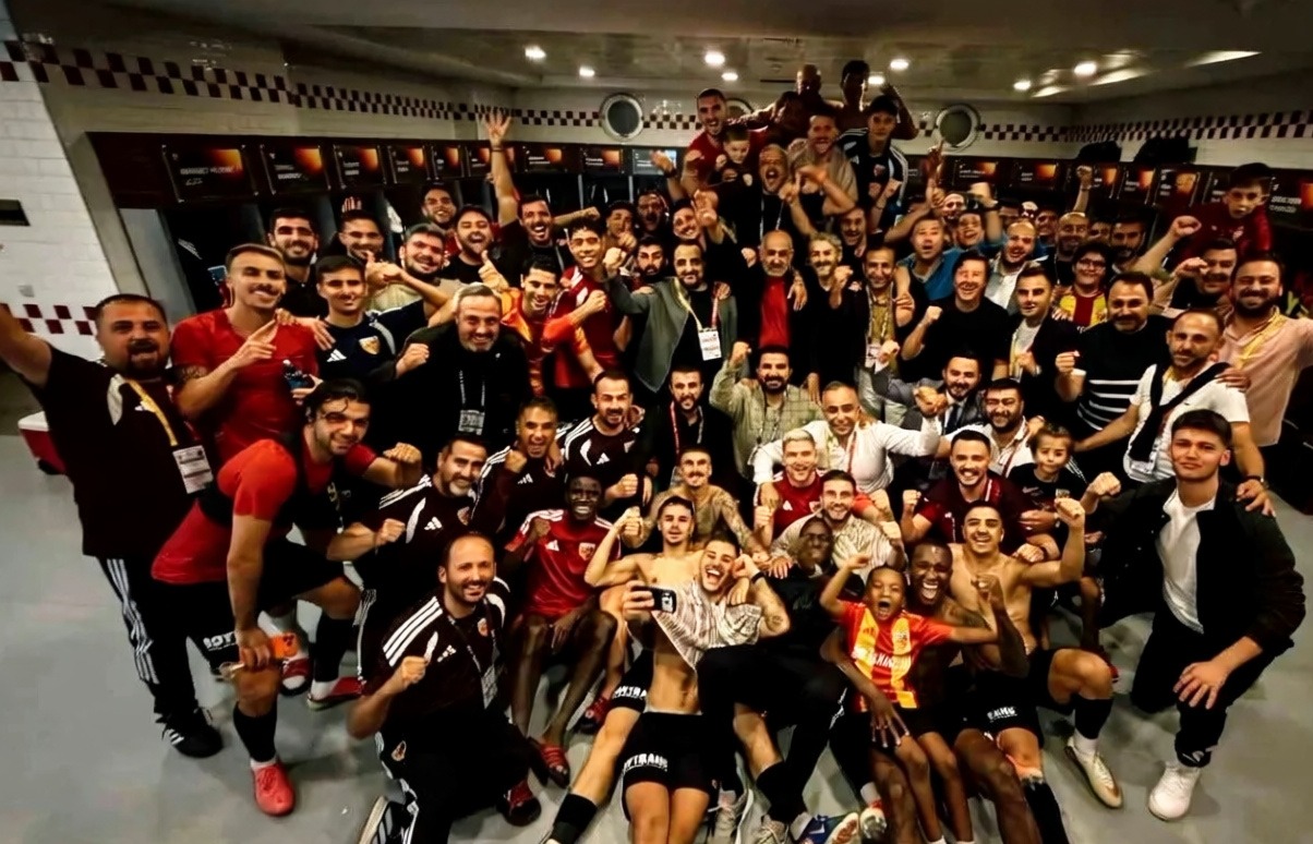Kayserispor İstanbulspor'u 4-0 yenerek liderliğe yükseldi