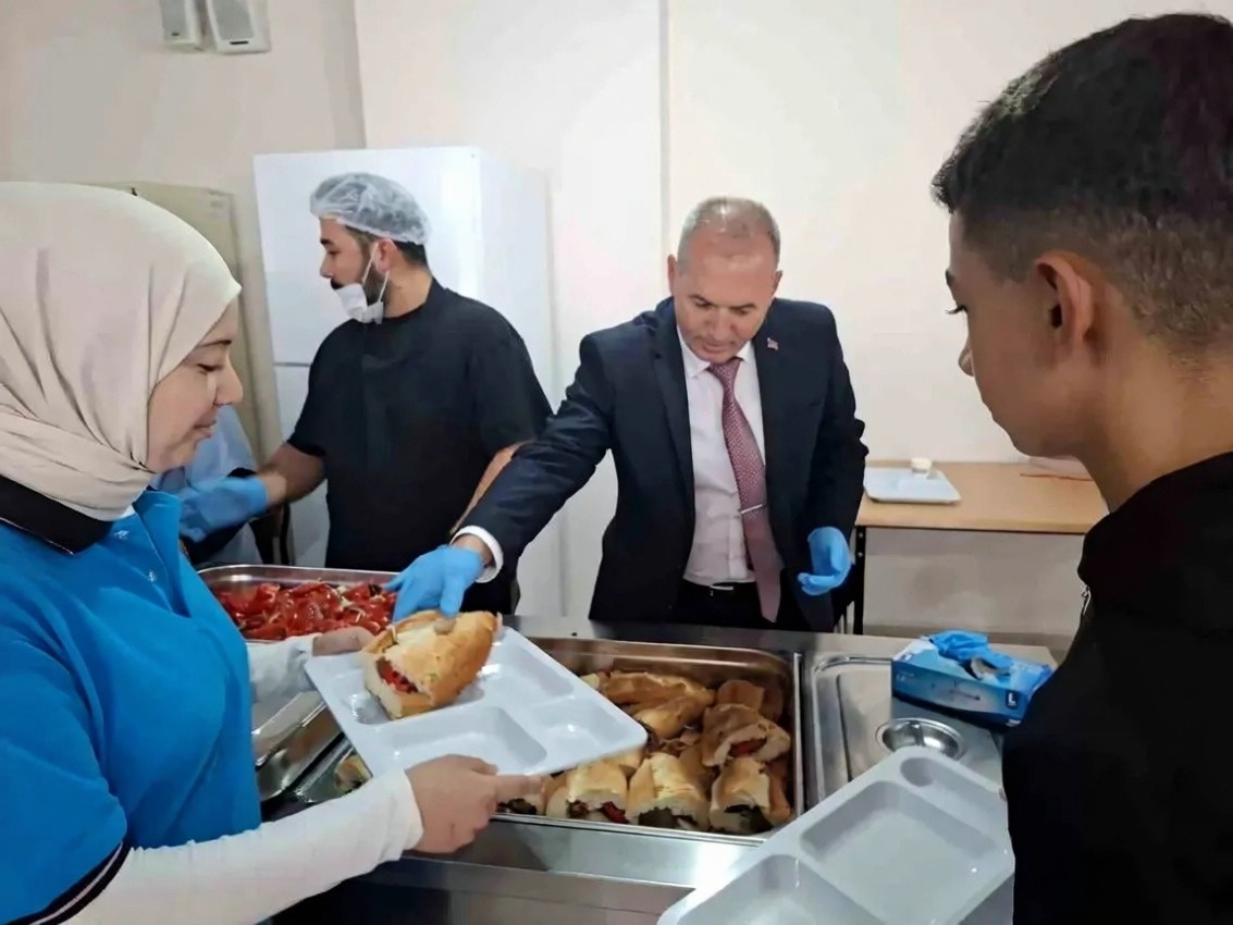 Sarıgöl İlçe Milli Eğitim Müdürü pansiyon öğrencilerine yemek dağıttı