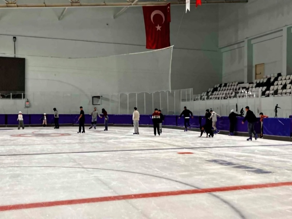 Kars'taki olimpik buz sporları salonunda halk seansları sürüyor