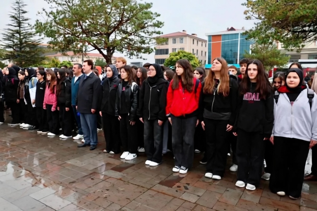 Erzincan'da Cumhuriyet Bayramı'nın 103. yılı çelenk sunma töreniyle kutlandı