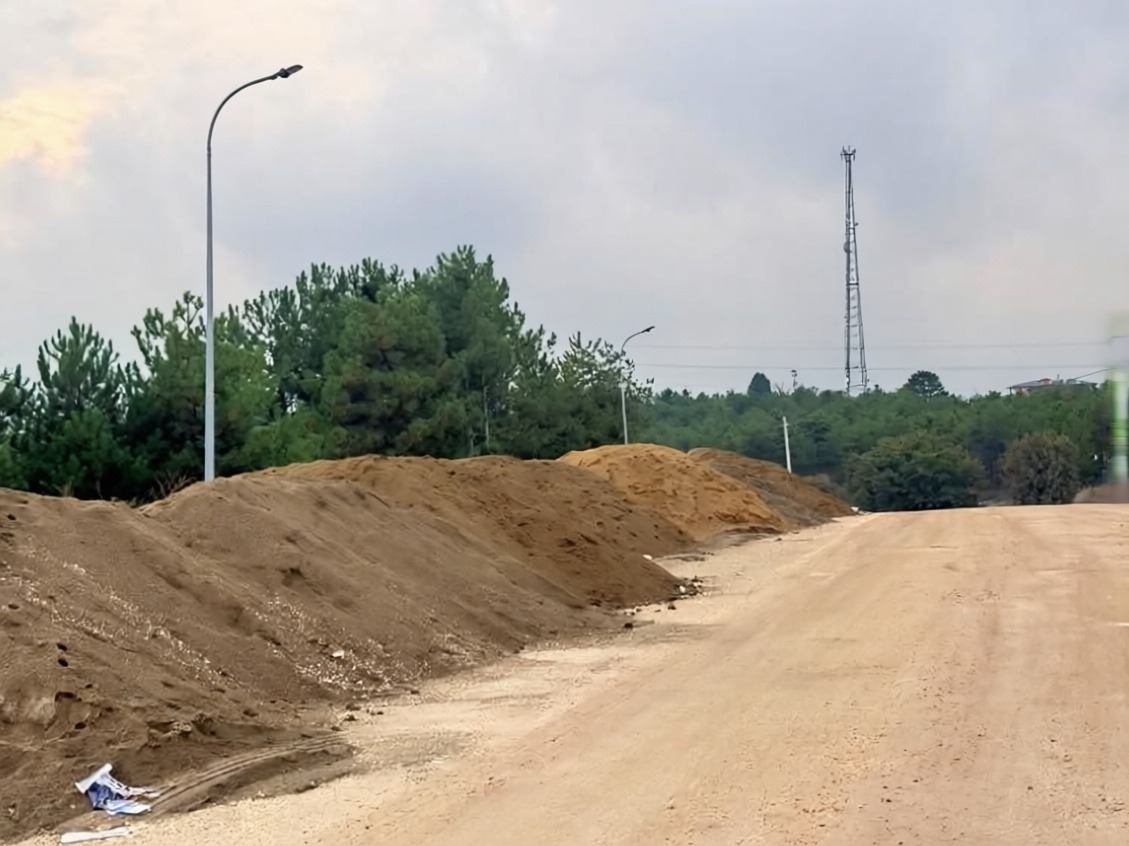 Bilecik'te yol kenarına dökülen kumlar sürücüler için risk oluşturuyor