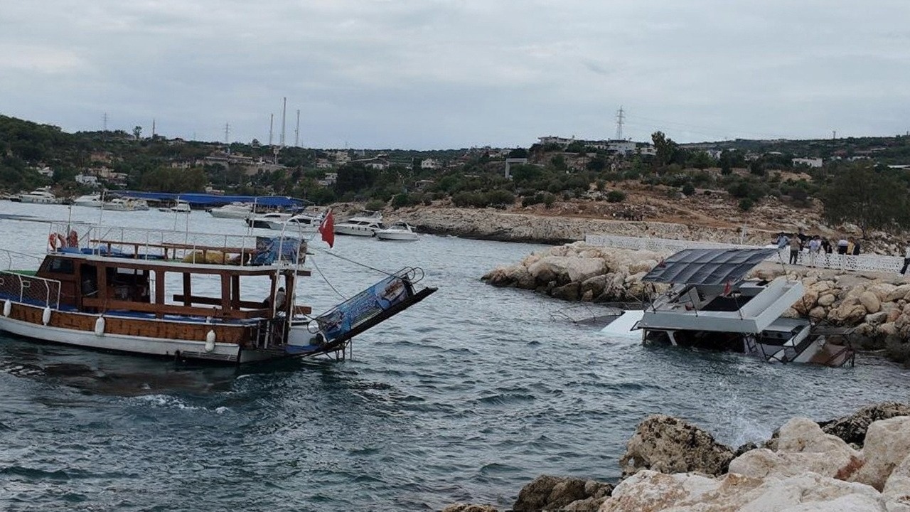 Mersin Silifke'de fırtınaya kapılan tekne kıyıya vurarak kısmen battı