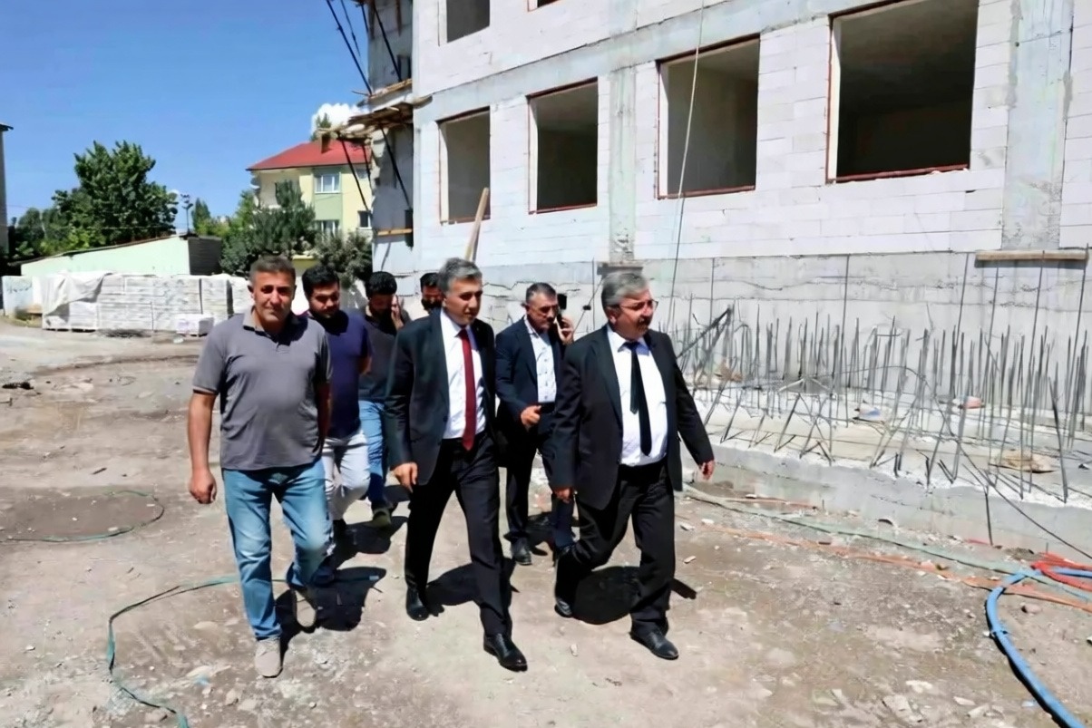 Ağrı İl Milli Eğitim Müdürü Çakan Patnos'taki okul hazırlıklarını inceledi