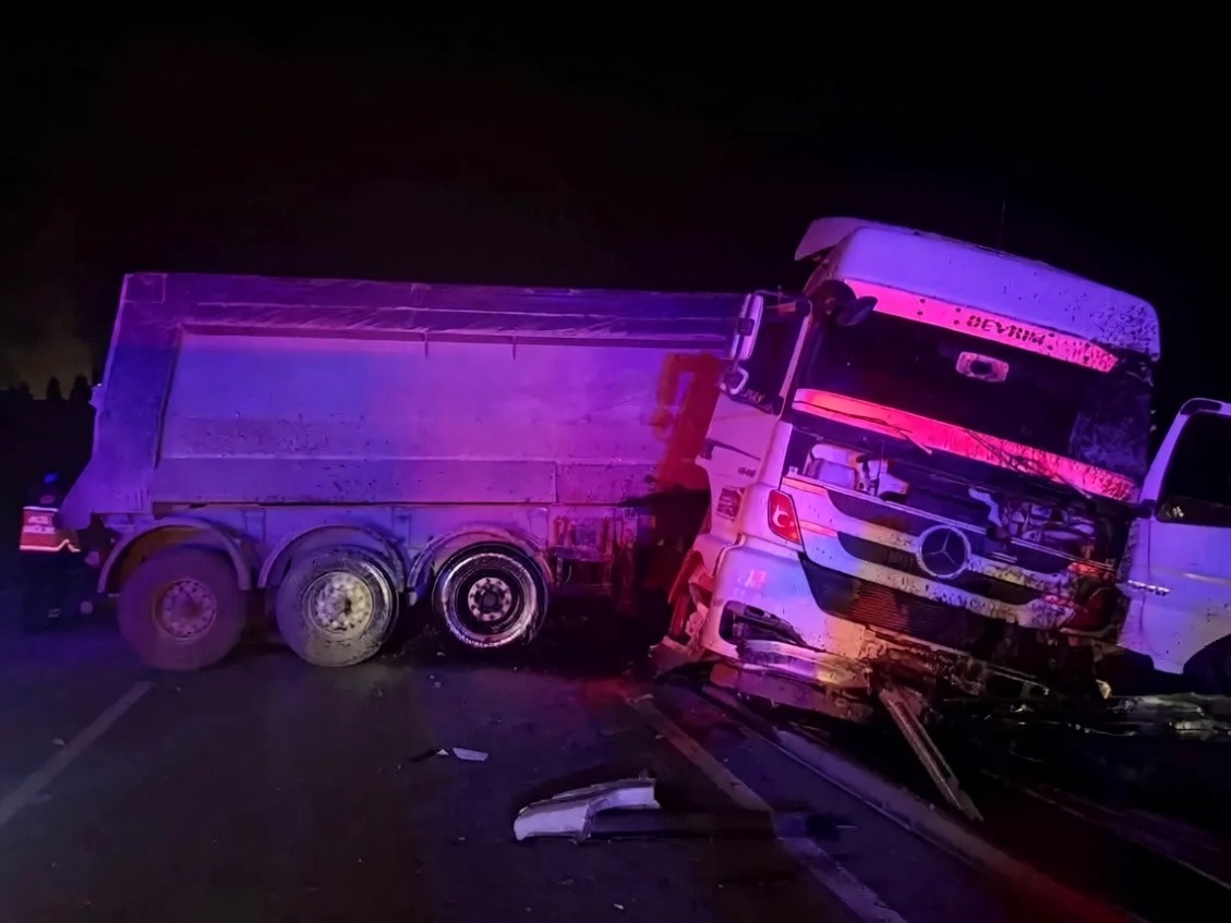 Muğla'da tırın bariyerleri aşarak karşı şeride geçmesi sonucu 2 yaralı