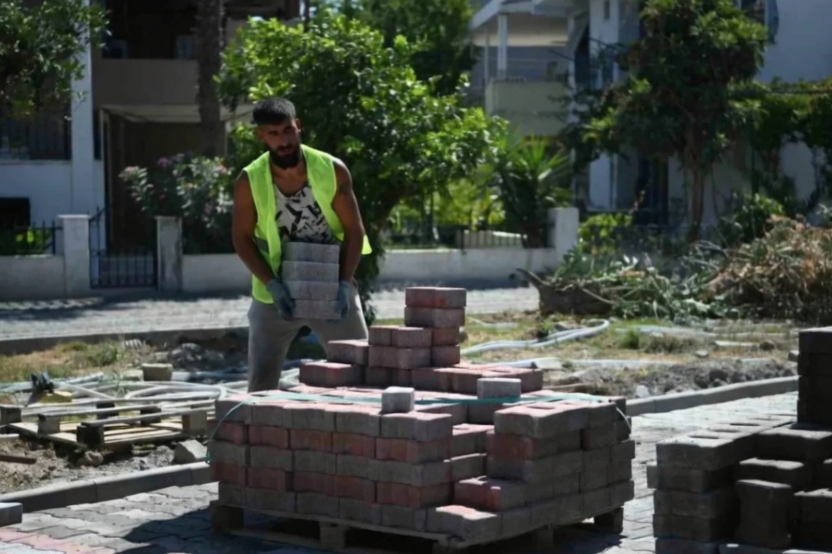Kuşadası Belediyesi Karaova Mahallesi'nde yol yenileme çalışması başlattı