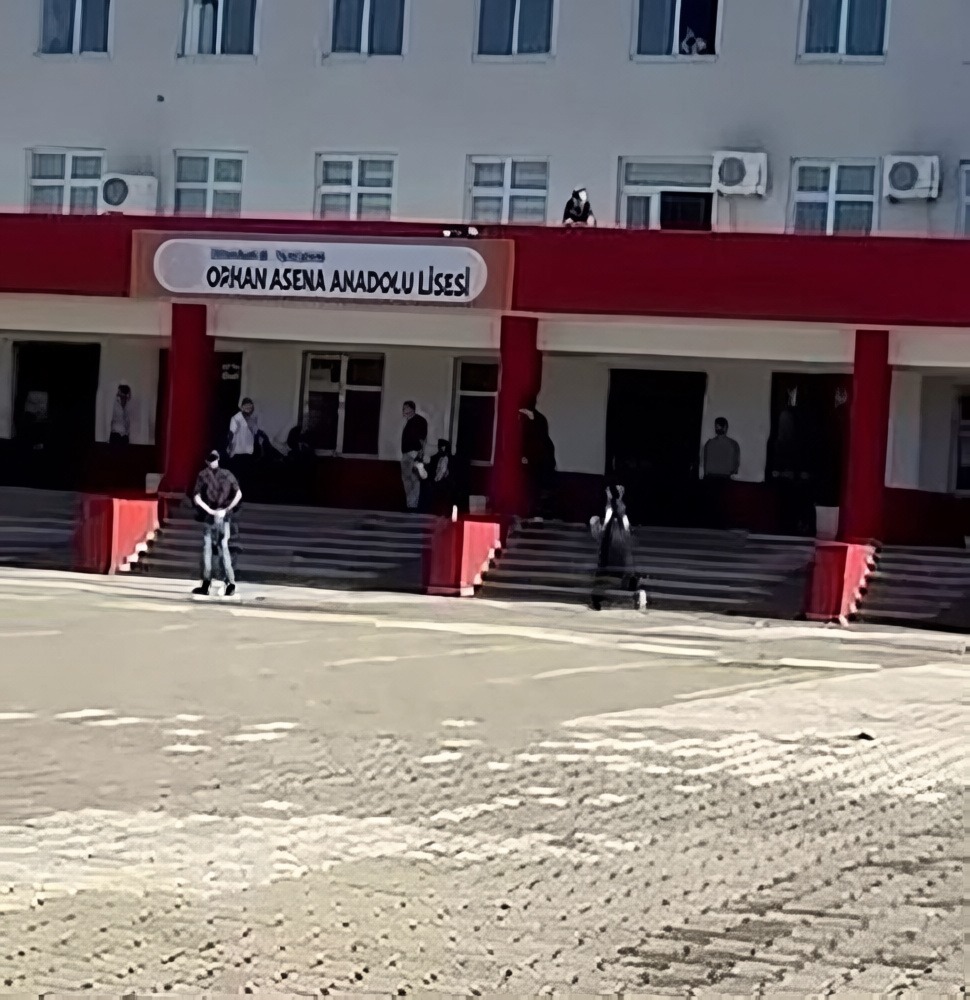 Diyarbakır'da sınava yetişmeye çalışan öğrenci merdivenlerde bayıldı