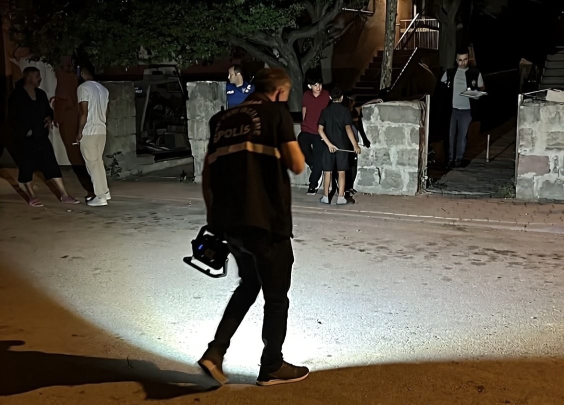 Kayseri'de bıçaklanarak öldürülen gencin keserle yürüdüğü görüntüler çıktı