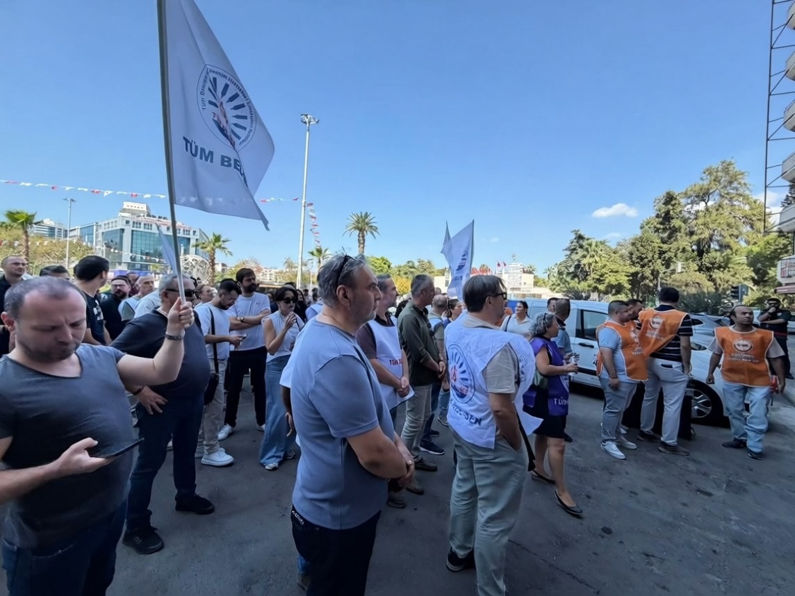 Konak Belediyesi çalışanları toplu sözleşme ve alacakları için eylem yaptı