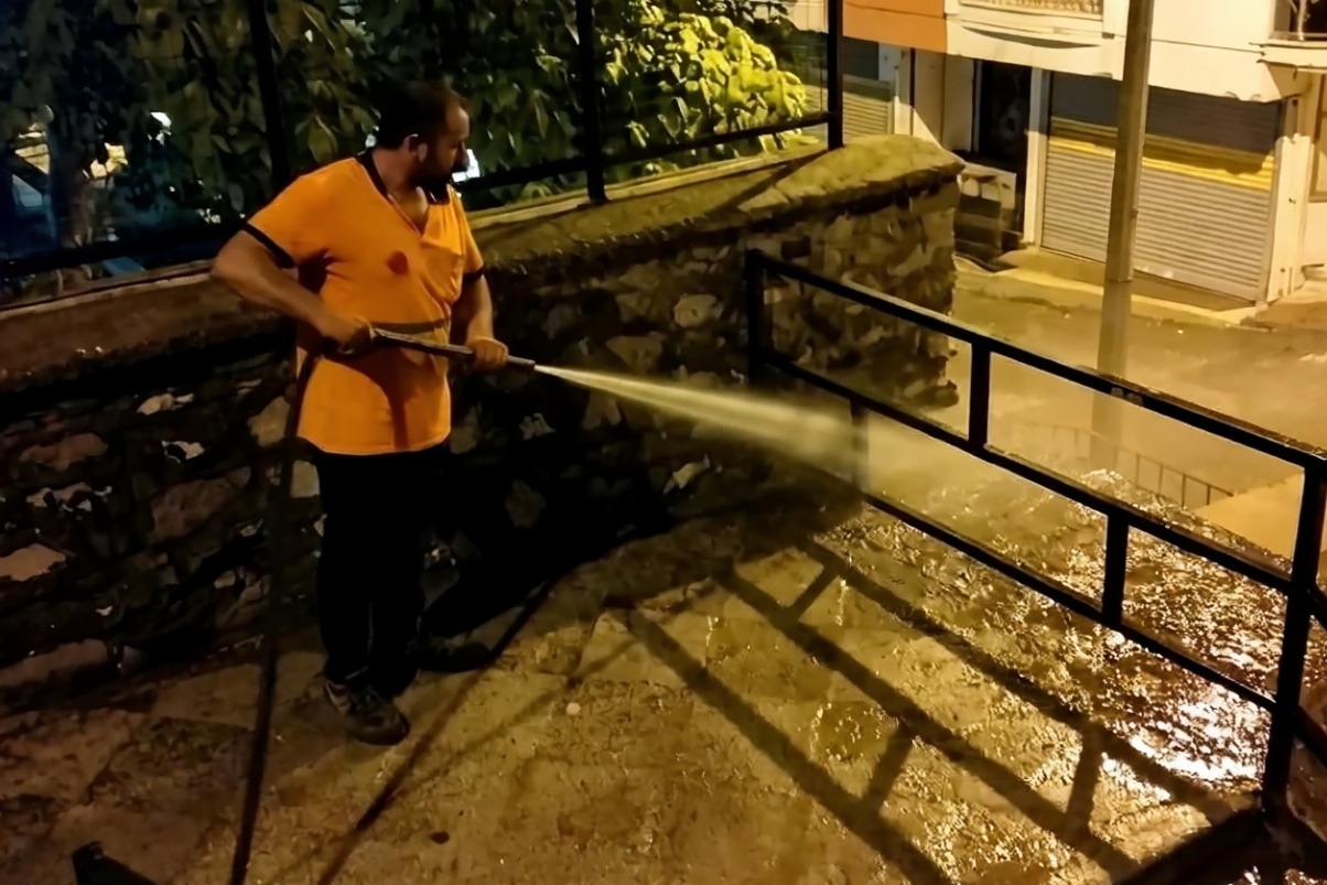 Efeler Belediyesi ilçe genelinde temizlik çalışmalarını sürdürüyor