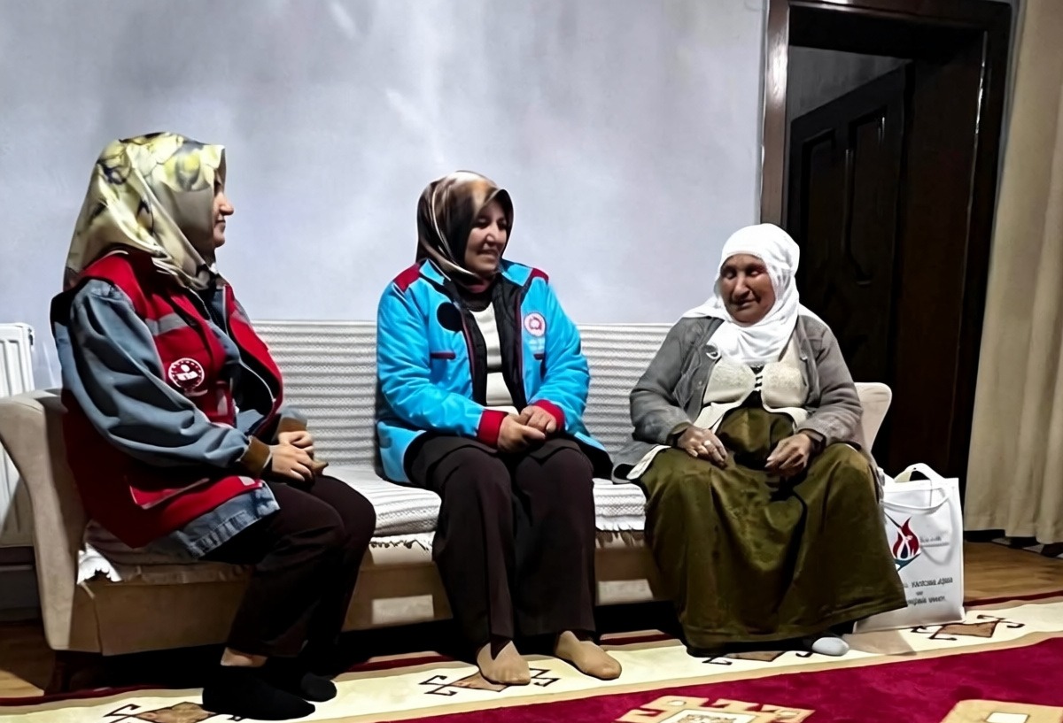Bulanık Kaymakamı Koşansu Yaşlılar Haftası'nda ev ziyaretleri gerçekleştirdi