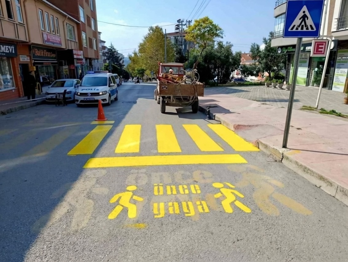 Sinop'ta okul çevreleri ve kent merkezinde yaya geçitleri yenileniyor