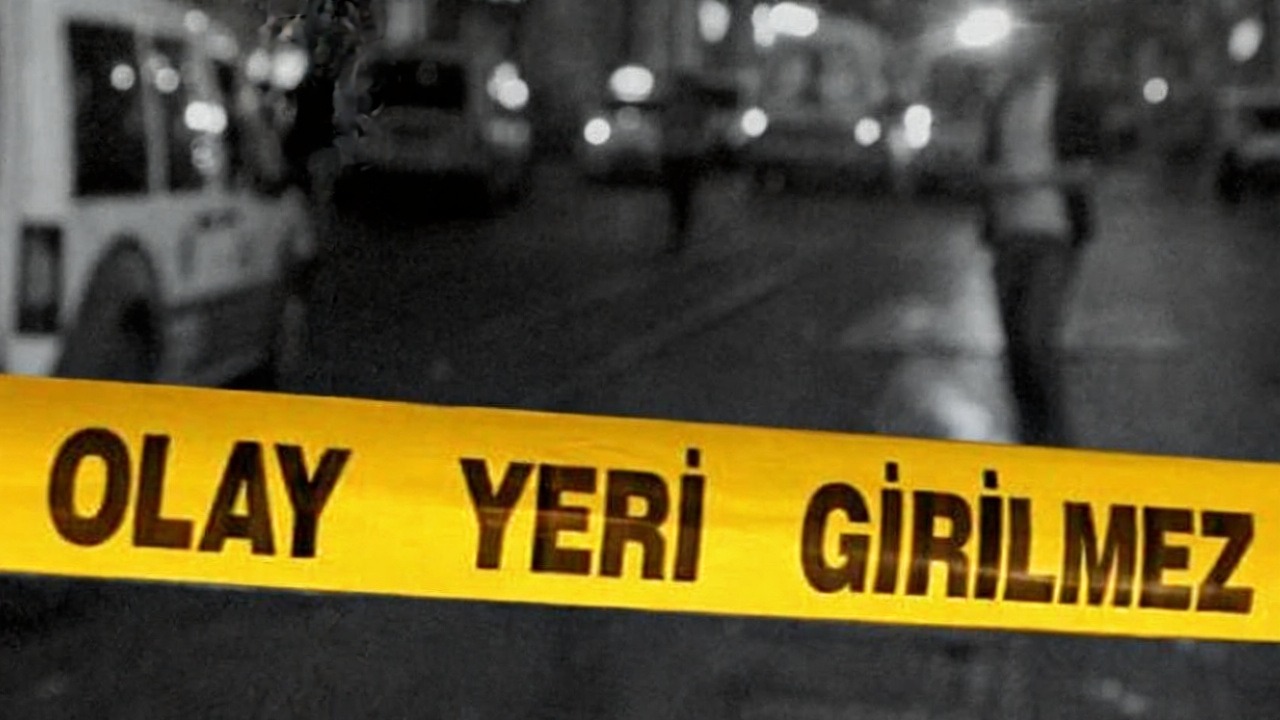 Fatih'te motor kısmından duman yükselen minibüs alevlere teslim oldu
