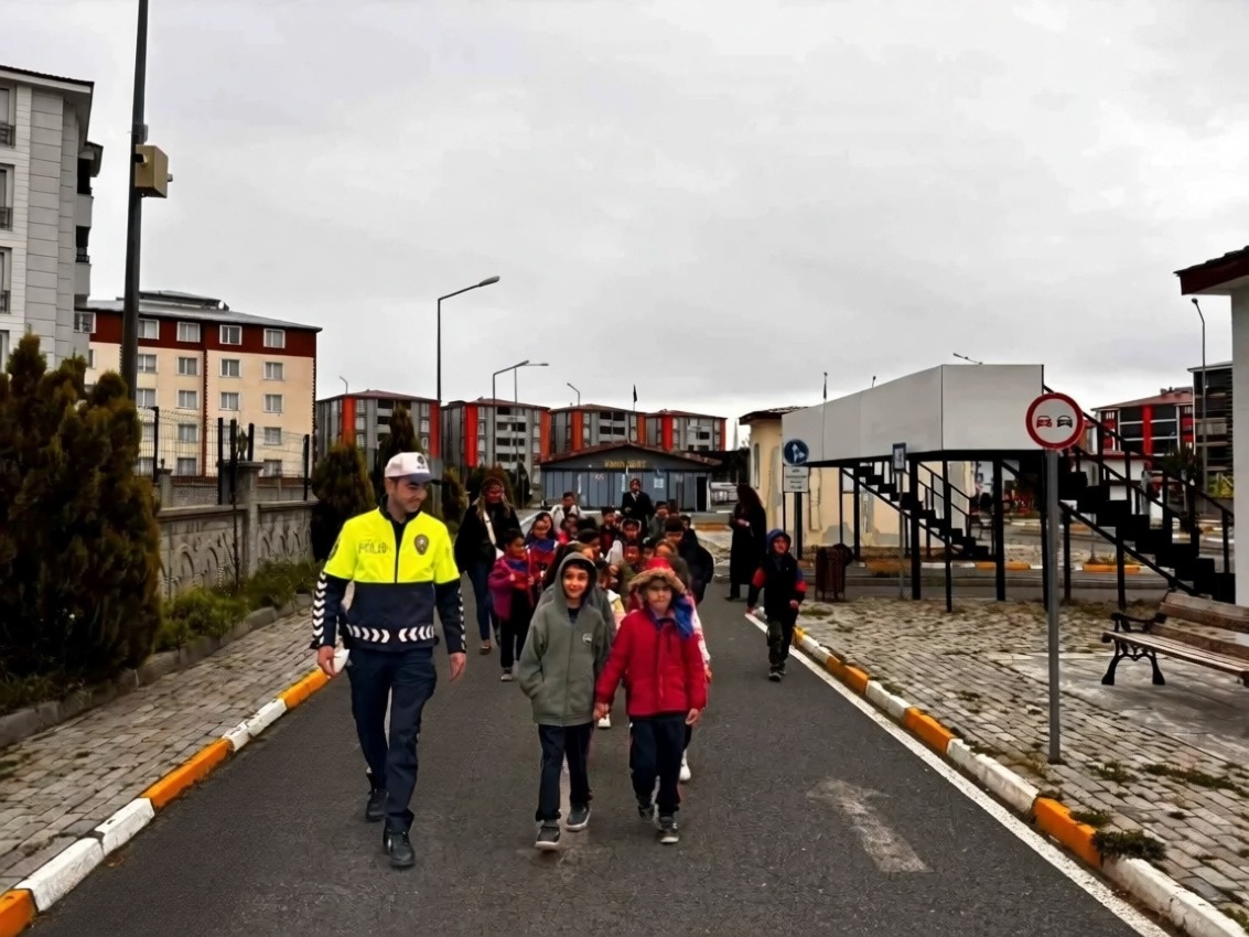 Kars'ta ilkokul öğrencilerine uygulamalı trafik eğitimi verildi