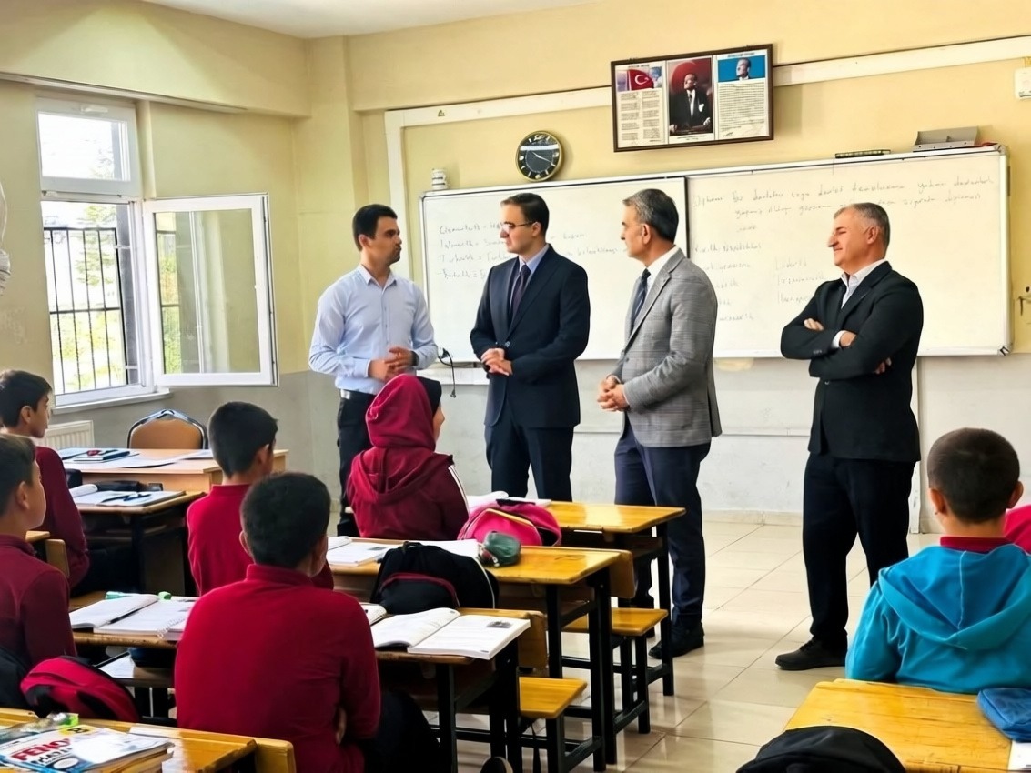Sincik Kaymakamı Fatih Yıldız İmam Hatip Ortaokulunu ziyaret etti