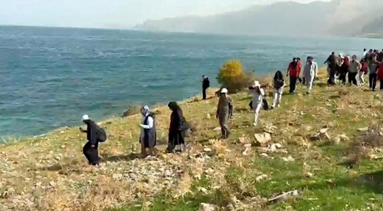 Van Gölü kıyısında çevre farkındalığı için doğa yürüyüşü düzenlendi