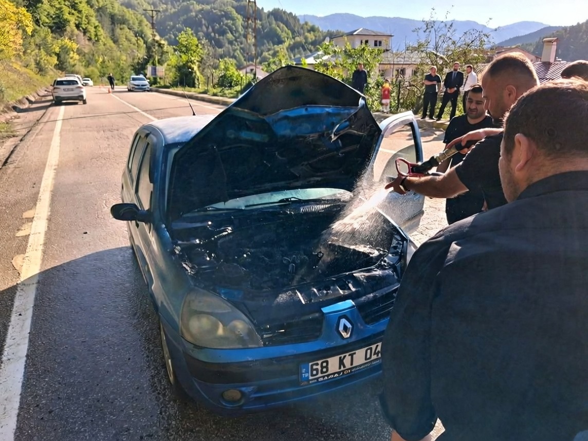 Kastamonu'da seyir halindeki otomobilde yangın çıktı