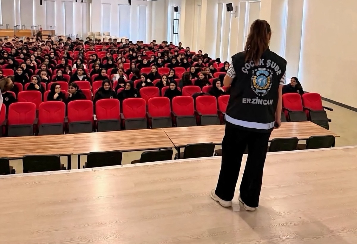Erzincan'da polis ekiplerinden iki liseye güvenlik eğitimi