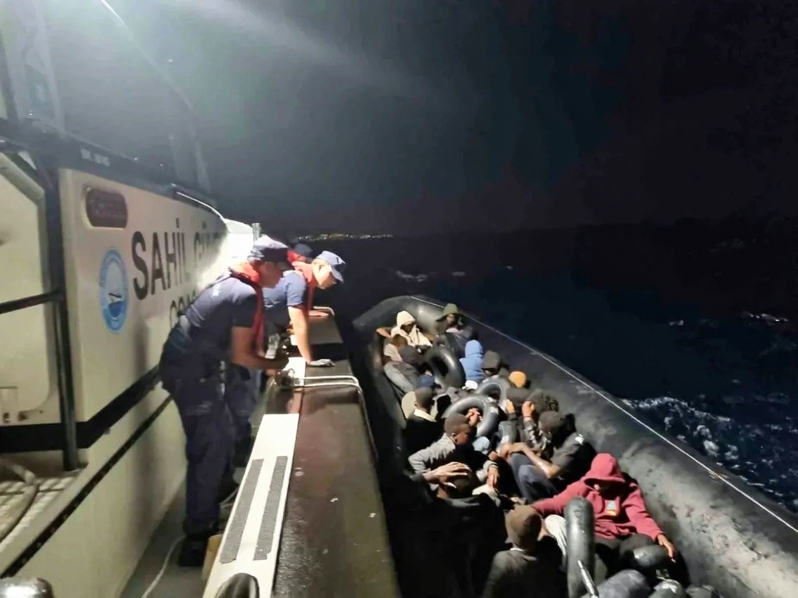 Didim açıklarında 2'si çocuk 22 düzensiz göçmen yakalandı