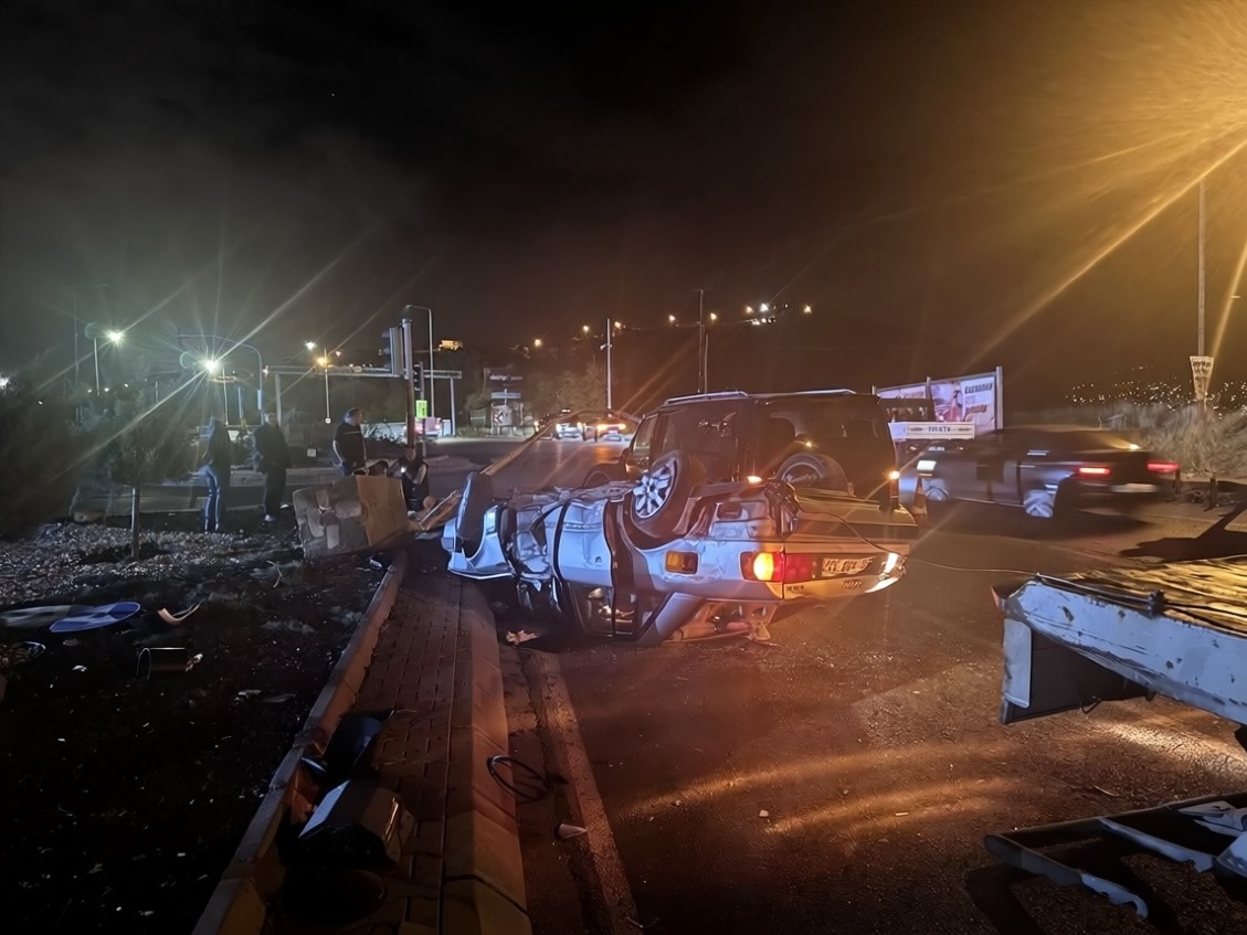 Kayseri'de otomobilin karşı şeride geçerek panelvana çarpması sonucu 2 yaralı
