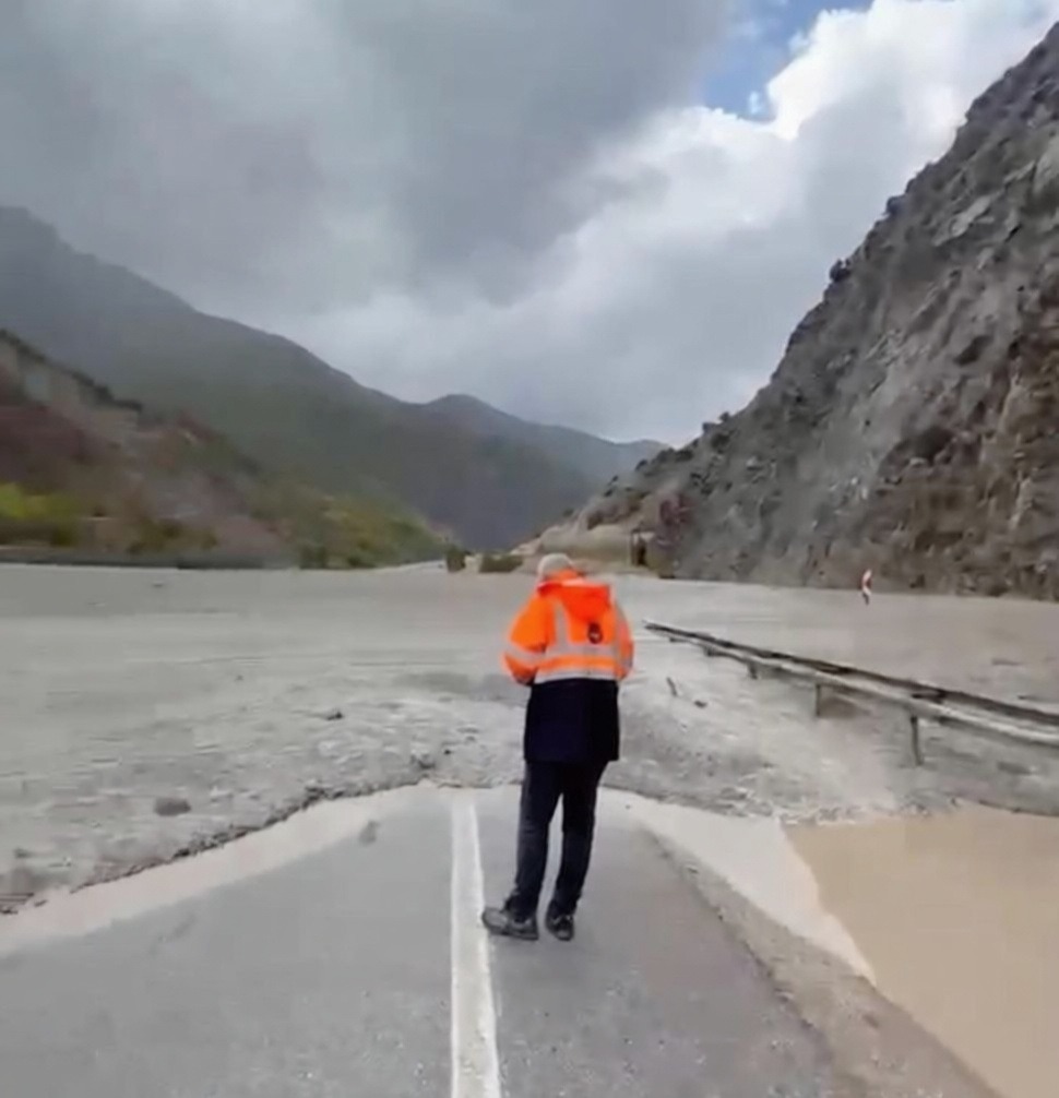 Erzincan'da sağanak sel yol açtı: Sansa Deresi mevkisinde ulaşım kısıtlandı