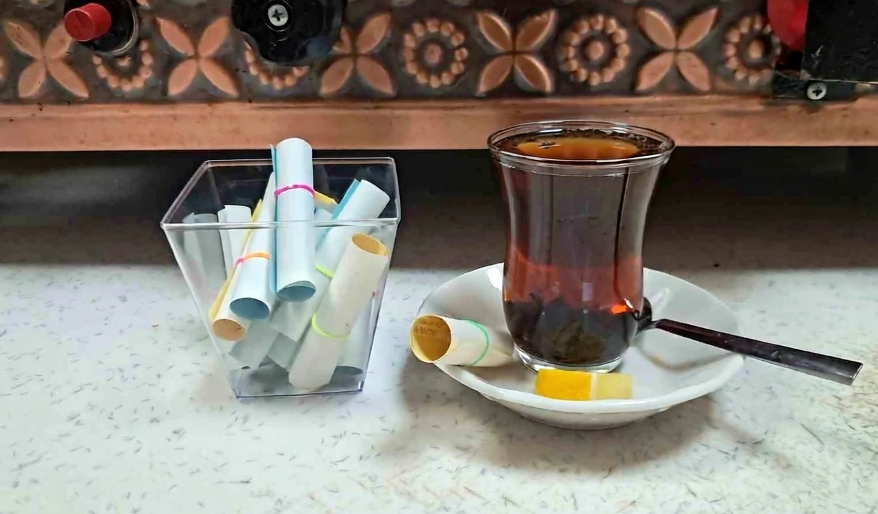 Erzurum'da bir çay evi adisyon fişlerine yazdığı mesajlarla ilgi odağı oldu