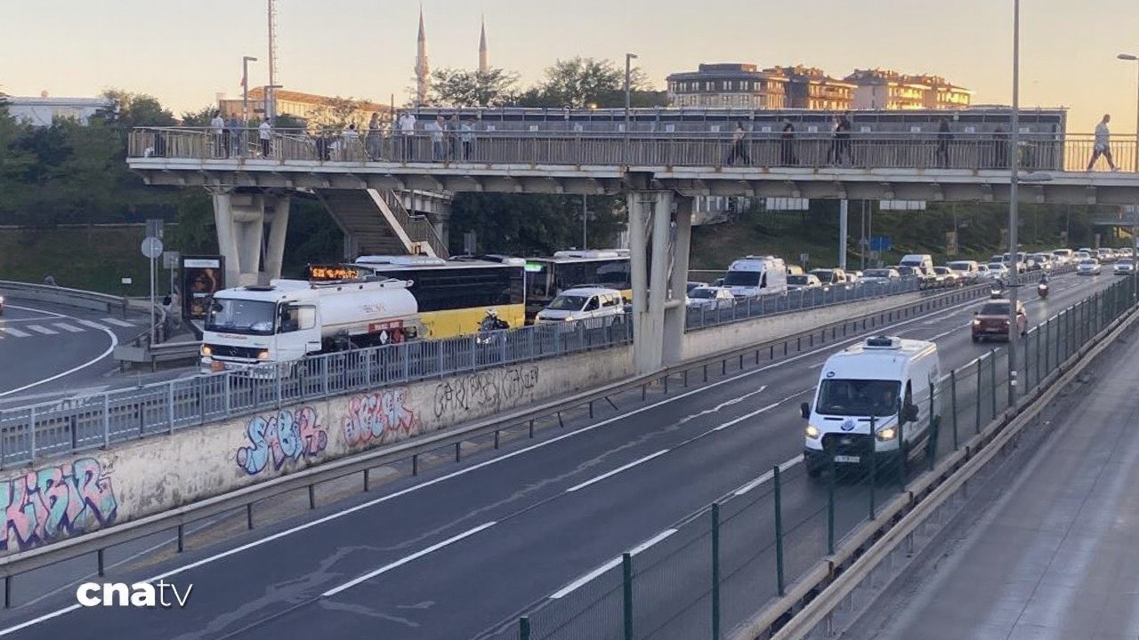 Beyoğlu Okmeydanı'nda arızalanan tanker E-5 trafiğini kilitledi
