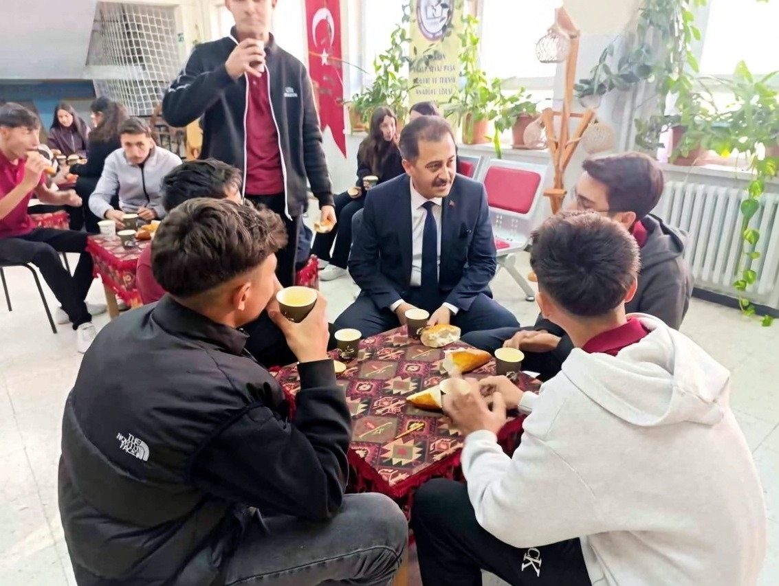 Bolvadin'de meslek lisesi öğrencilerine sıcak çorba ikram edildi