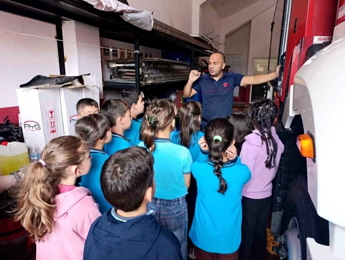 Bağyüzü İlkokulu öğrencileri Ayvalık İtfaiye Grup Amirliğini ziyaret etti