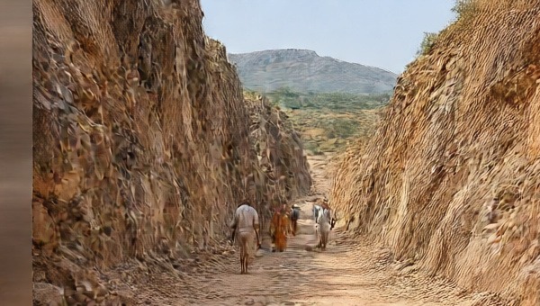Hindistanlı Dashrath Manjhi 22 yılda dağı oyarak yolu kısalttı