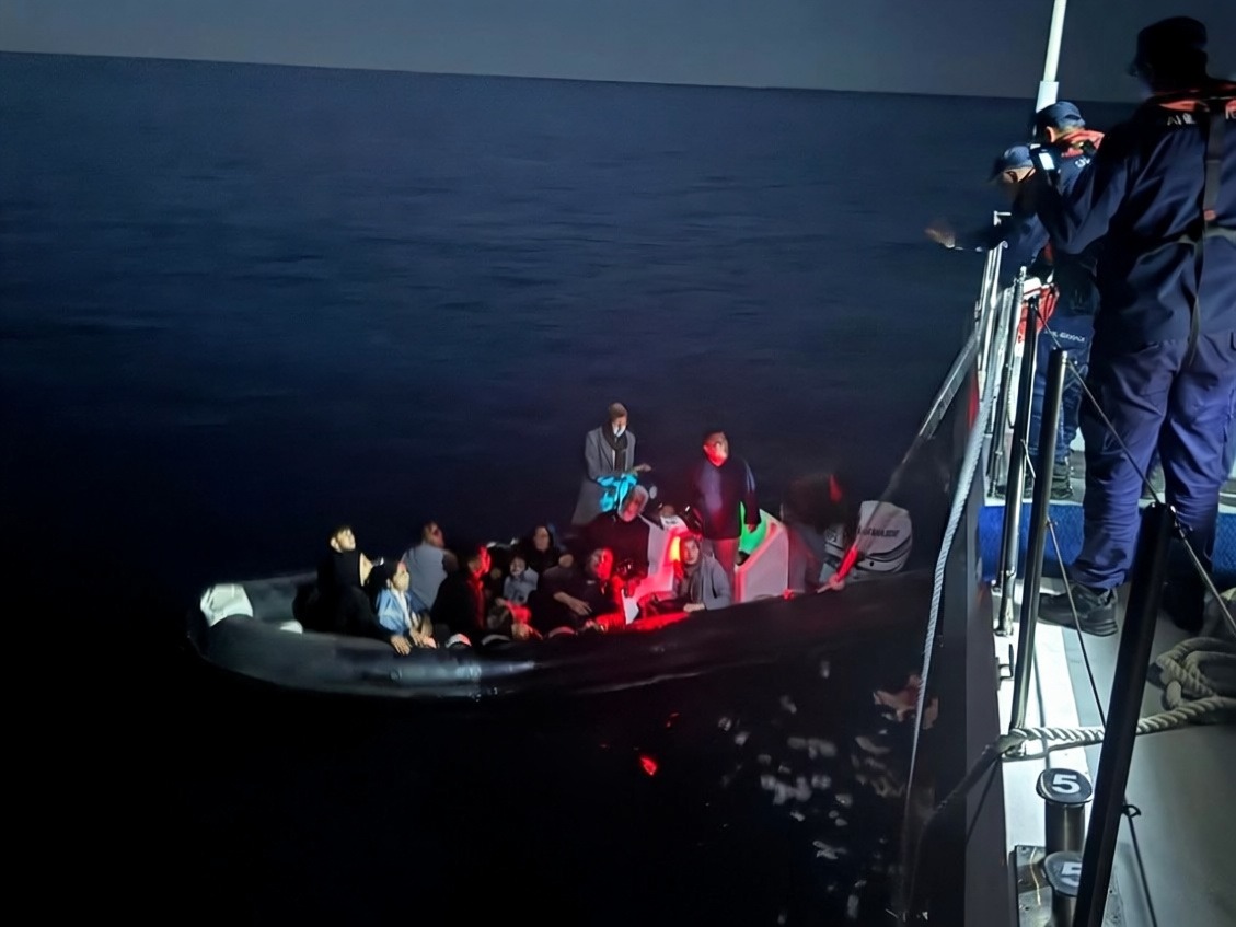 Gökçeada açıklarında motoru arızalanan bottaki 14 göçmen kurtarıldı