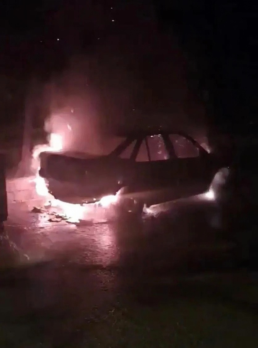 Antakya'da park halindeki otomobil yanarak kullanılamaz hale geldi