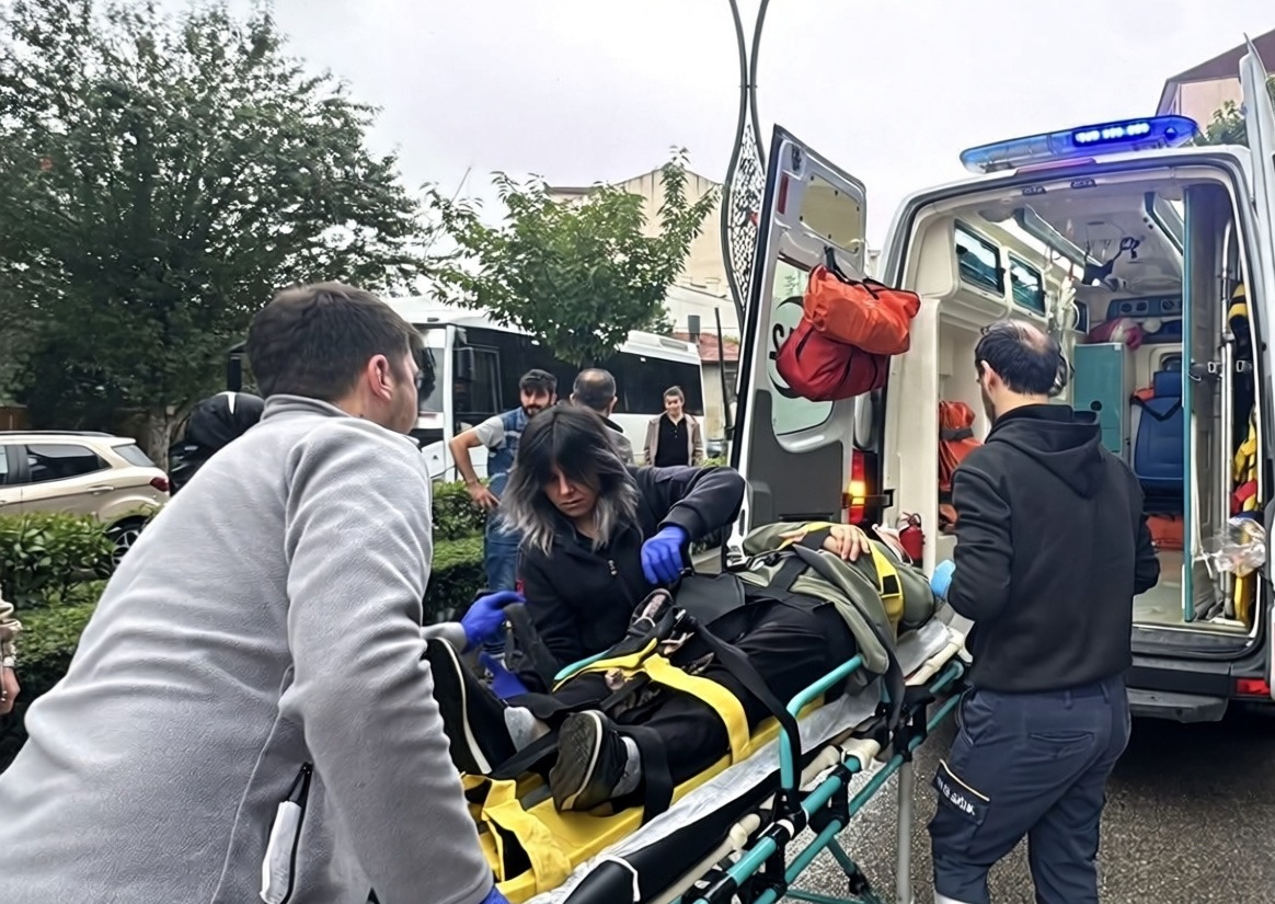 Bolu'da yolun karşısına geçmeye çalışan kadın otomobil çarpmasıyla yaralandı