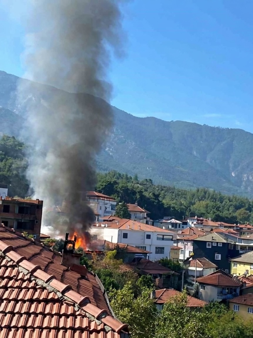 Denizli'de müstakil evde çıkan yangın evi kullanılamaz hale getirdi
