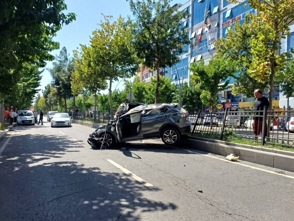 Batman Turgut Özal Bulvarı'ndaki araç çarpışmasında bir sürücü yaralandı