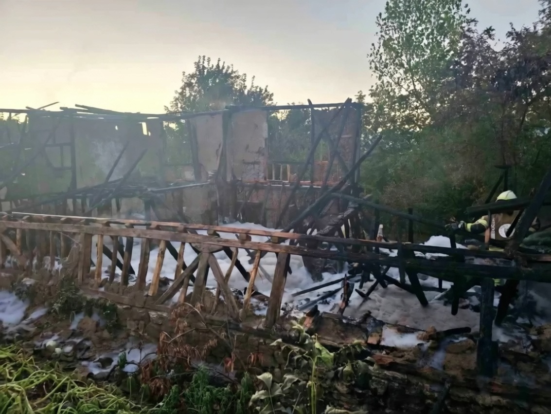 İnegöl'de metruk bina yangını: İki katlı yapı tamamen kül oldu