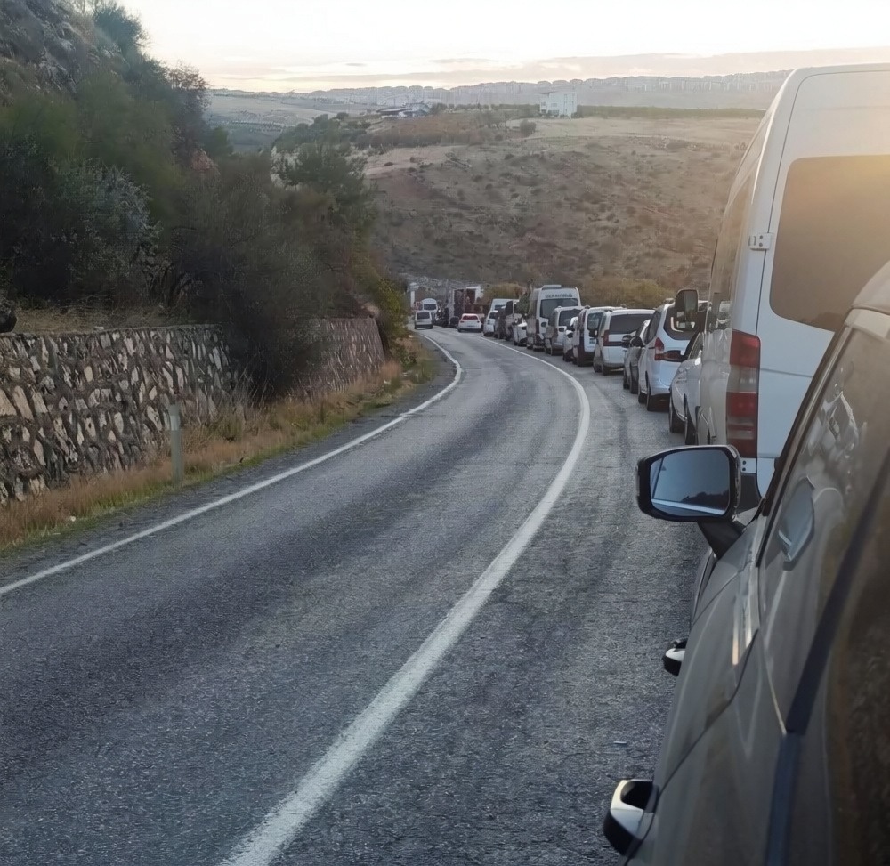Adıyaman-Çelikhan karayolunda patlatmalar ulaşımı aksatıyor
