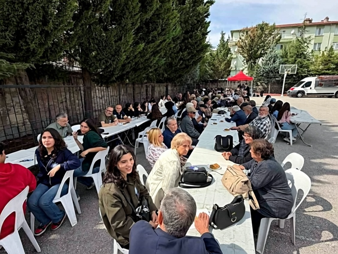 Afyonkarahisar Cumhuriyet Anadolu Lisesi mezunları 40 yıl sonra buluştu