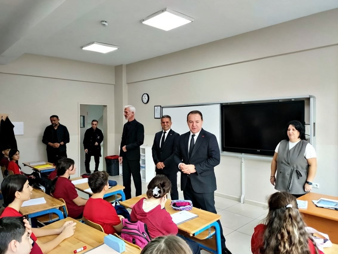 İl Milli Eğitim Müdürü Uygar Keskin Gazi Ortaokulu'ndaki törene katıldı