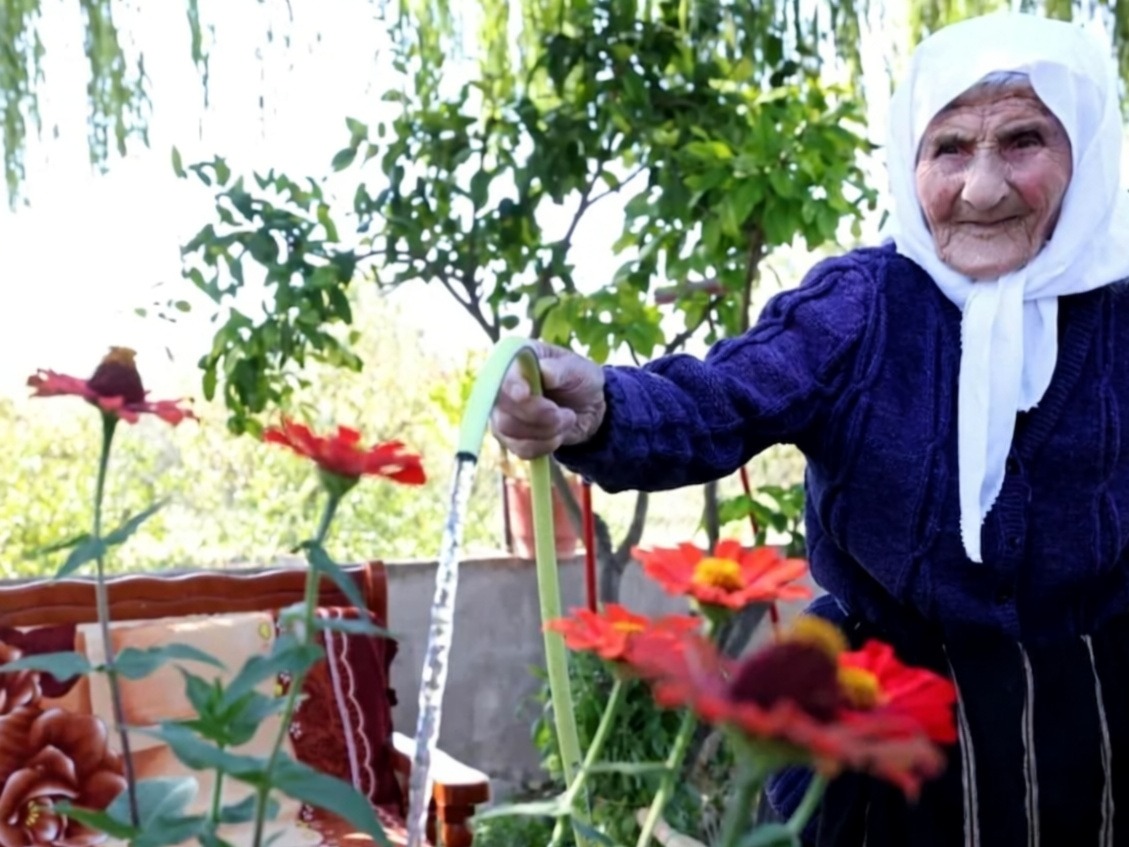 Arnavutluk'ta 117 yaşındaki Kamile Marra'ya özel emekli maaşı bağlandı