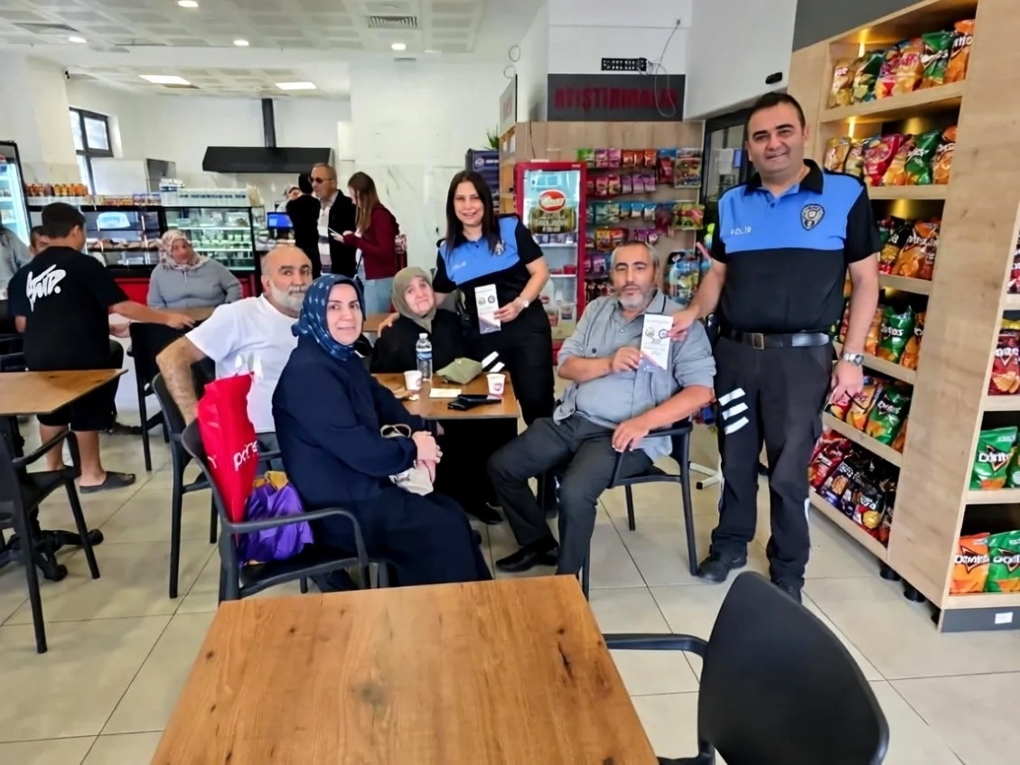 Bozüyük'te polis ekiplerinden kadınlara KADES bilgilendirmesi