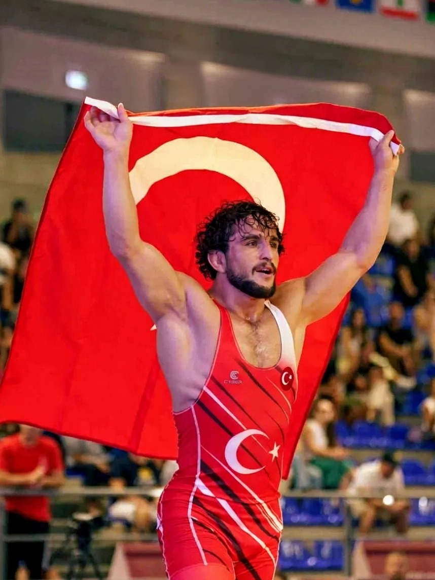 Milli güreşçi Ahmet Duman Akdeniz Oyunları'nda altın madalya kazandı