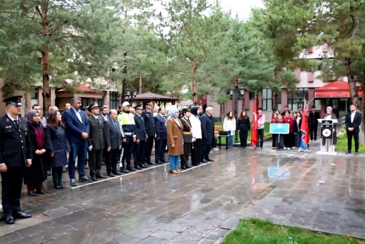 Tercan'da Cumhuriyet Bayramı'nın 103. yılı çelenk sunma töreniyle kutlandı