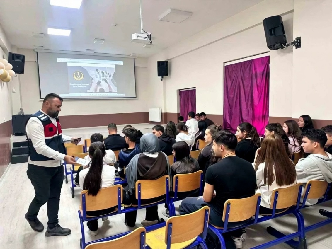 Jandarma ekiplerinden Dinar'daki liselere siber güvenlik eğitimi